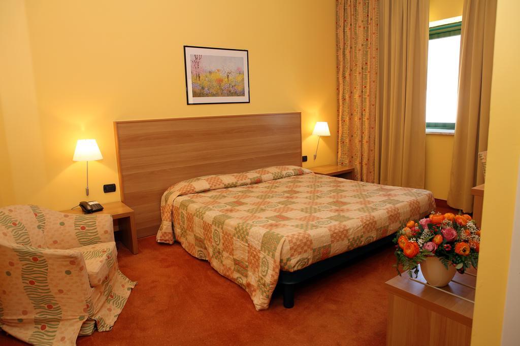 Hotel Romanisio Фоссано Экстерьер фото